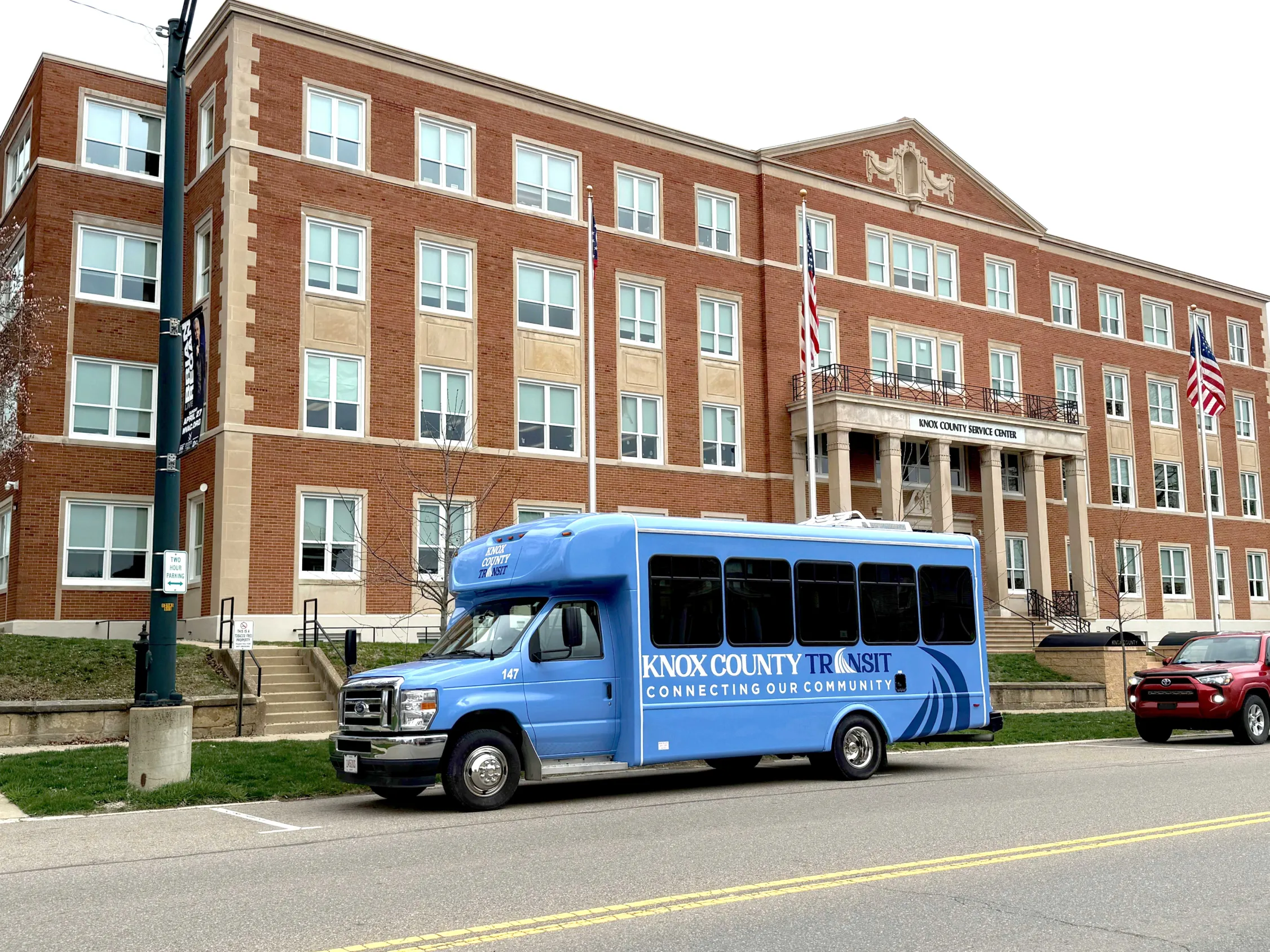Knox County Bus outside of the Knox County Service Center